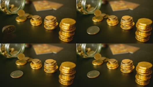 象征着投资、保值的理念。特写静物生活与增加专栏的金币在黑色的桌子上高清在线视频素材下载