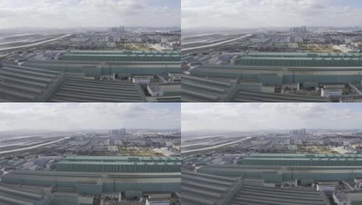 蓝天白云下的钢铁厂和远处的城市建筑高清在线视频素材下载