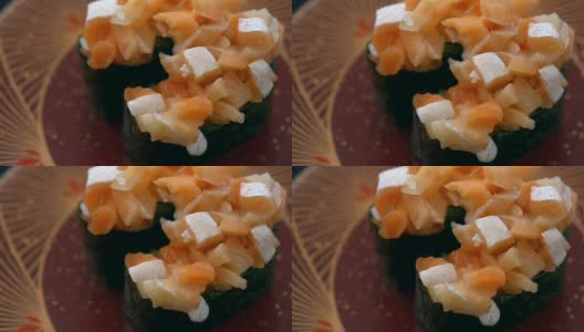 在日本餐厅的酒吧里，寿司装在盘子里高清在线视频素材下载