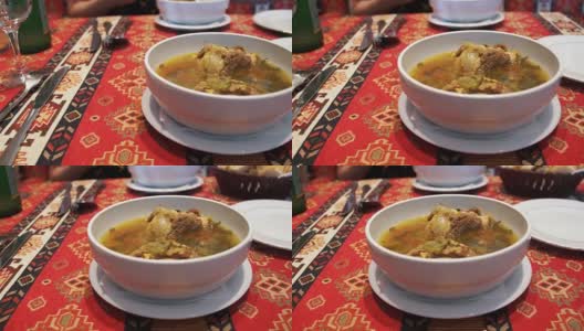 餐馆里的羊肉汤。阿塞拜疆国菜Piti汤高清在线视频素材下载