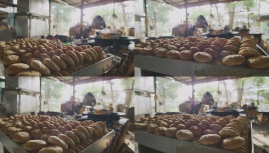 慢镜头60帧(fps)拍摄马来西亚东部美里一家专门制作不同月饼的饼干工厂里的中国烤面包高清在线视频素材下载