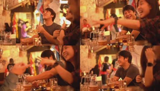 亚洲男子喜欢在居酒屋酒吧喝酒和听他的朋友开玩笑高清在线视频素材下载