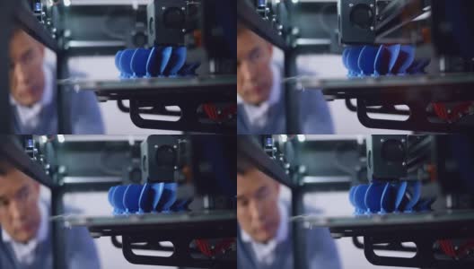 3D打印机构建螺旋桨模型和亚洲男性工程师俯瞰进展高清在线视频素材下载