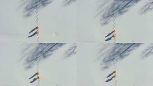 鸟瞰图上的一对夫妇穿着五颜六色的外套走在深深的雪地上到什么地方高清在线视频素材下载