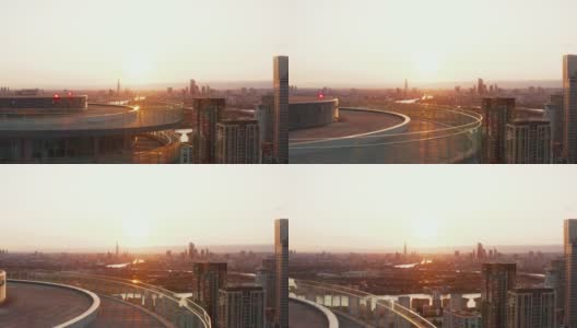 从Arena Tower公寓的顶层平台上飞过去。泰晤士河蜿蜒流过大城市的全景。城市景观与日落。英国伦敦高清在线视频素材下载