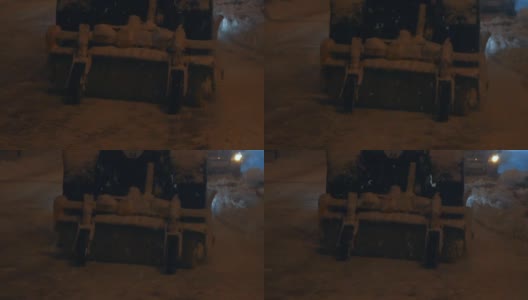 降雪。被雪覆盖的机器高清在线视频素材下载