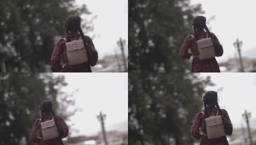 一个背着背包的女孩跑着，晚上赶不上公交车，后视镜，慢镜头高清在线视频素材下载