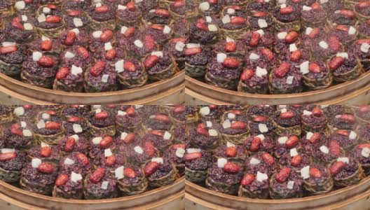 竹蒸笼里的紫米糕。中国传统小吃高清在线视频素材下载