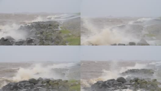 在早春的暴风雨中，海浪袭击了堤坝高清在线视频素材下载