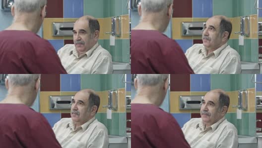 年长的男医生在和年长的男医生谈话高清在线视频素材下载