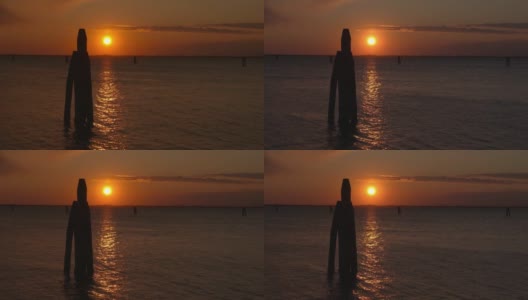 日落时分，黑暗的威尼斯泻湖的支柱水道标志高清在线视频素材下载