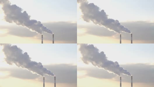 在多云的天空中冒着浓烟的工业烟囱。高清在线视频素材下载
