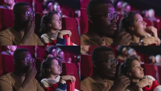 一个女孩和她的非裔美国朋友在电影院看一部严肃的电影高清在线视频素材下载