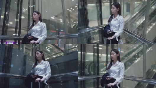 疲惫的女商人在机场搭乘电梯高清在线视频素材下载