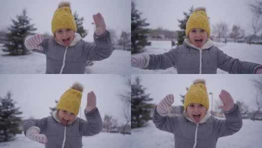 有趣的女孩在雪地上玩的时候伸出舌头做鬼脸高清在线视频素材下载