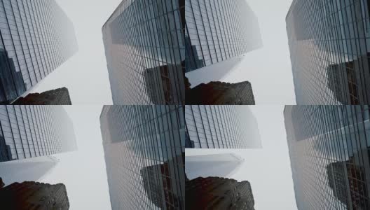 低角度滑翔拍摄的摩天大楼在纽约市。金融区。垂直POV小车风格拍摄。高清在线视频素材下载