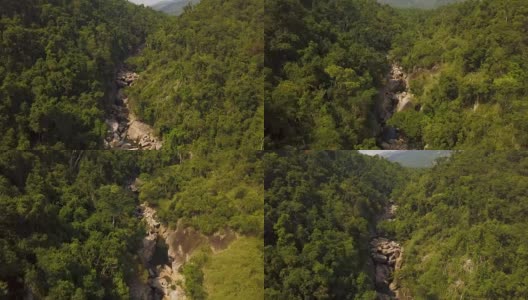 岩石河在热带森林和山区景观鸟瞰图。无人机在雨林中用大石头拍摄山河。从上面俯瞰野生自然景观高清在线视频素材下载