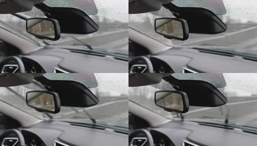 在雨中行驶时的汽车后视镜高清在线视频素材下载
