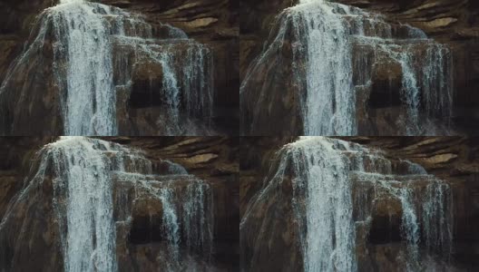 瀑布被森林和山谷包围高清在线视频素材下载