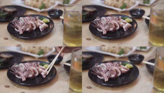 餐馆用筷子夹烤章鱼。高清在线视频素材下载
