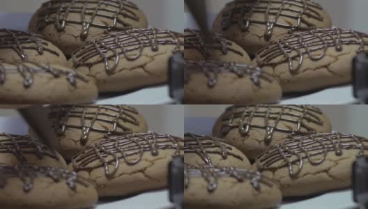 在美味的自制饼干上加上巧克力高清在线视频素材下载
