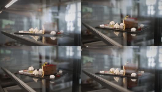 用焦糖和棉花糖装饰的美味巧克力蛋糕高清在线视频素材下载