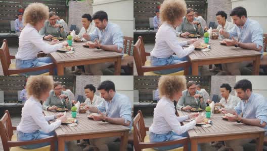 一群多种族的同事，在现代餐厅享受早午餐高清在线视频素材下载