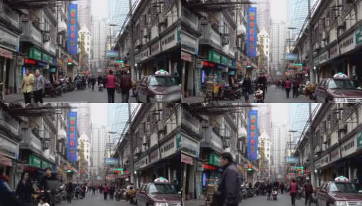 这是上海市中心一条熙熙攘攘、霓虹闪烁的街道。高清在线视频素材下载