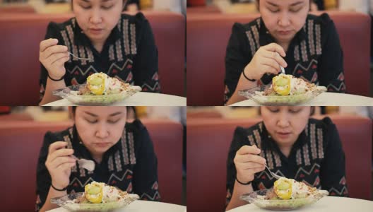 年轻女子在咖啡厅吃冰淇淋高清在线视频素材下载
