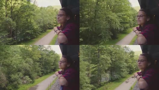 这位迷人的15岁少女喜欢乘坐火车穿越沿途的风景。高清在线视频素材下载
