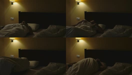 晚上生病的人睡不着。病人躺在床上。高清在线视频素材下载