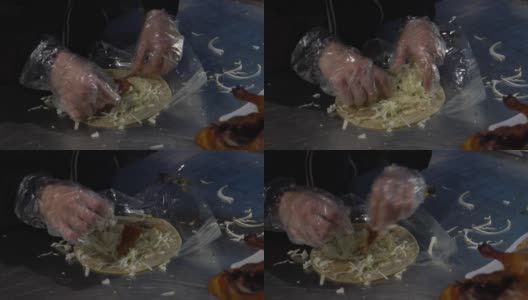 亚洲女子制作北京烤鸭的慢镜头。使玉米煎饼高清在线视频素材下载
