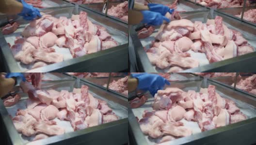 屠夫在超市切猪肉。高清在线视频素材下载