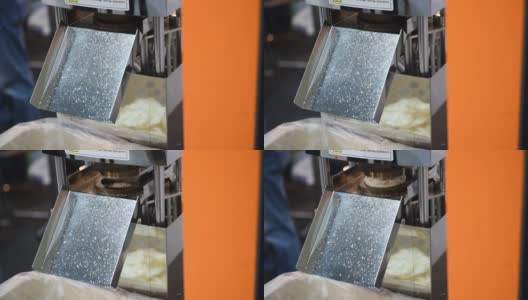 自动米饼烘焙机的烘焙过程高清在线视频素材下载