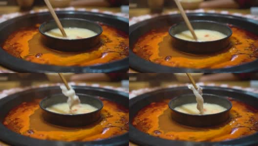 在饭店里吃中国火锅的女人高清在线视频素材下载