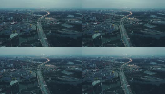 大城市高速公路交叉路口的空中时间流逝。在晚高峰时间，购物中心附近交通非常拥挤高清在线视频素材下载