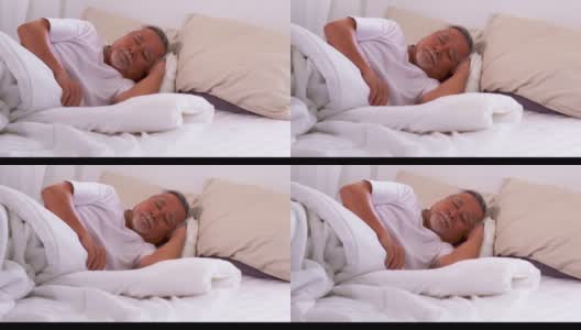 亚洲老人在床上睡觉和做美梦。高清在线视频素材下载