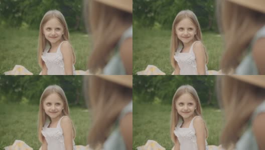 小朋友们在公园里拍可爱微笑的小女孩的照片高清在线视频素材下载