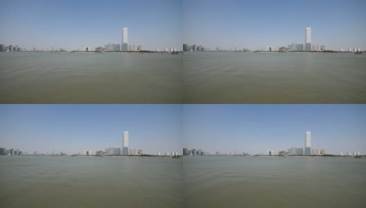 从徐汇滨江公园眺望上海外滩，蓝天背景下的摩天大楼，黄浦江上的货船，4K视频，慢镜头。高清在线视频素材下载