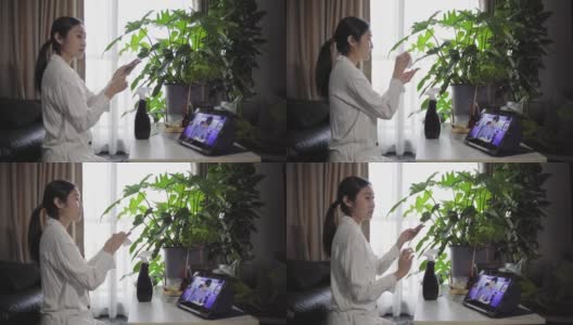 女孩用笔记本电脑通过会议视频聊天和她的同事聊天，在家在线学习高清在线视频素材下载