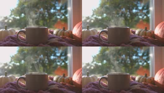 秋天的静物，一杯热茶，南瓜，落叶，窗台上的围巾高清在线视频素材下载
