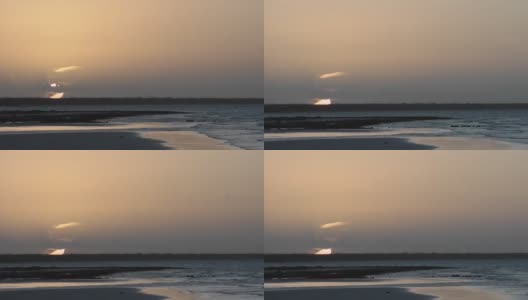 加勒比海海滩上夕阳西下，小波浪拍打着沙滩高清在线视频素材下载