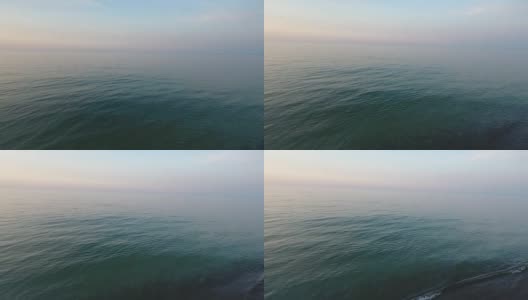 在海滩上拍摄美丽的夏日日落。海上无人机拍摄的日落画面高清在线视频素材下载