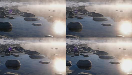 大圆石在阿尔泰河Katun上的蓝色湖泊地方高清在线视频素材下载