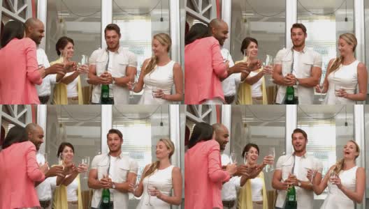 休闲商务团队用香槟庆祝高清在线视频素材下载