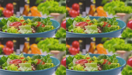 新鲜的沙拉，生菜叶和西红柿落在碗里高清在线视频素材下载