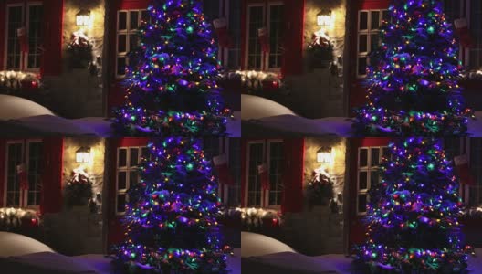 4K照亮圣诞树在晚上在暴风雪高清在线视频素材下载