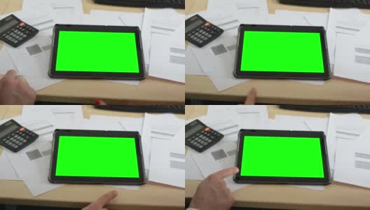 男人和女人在办公室的平板电脑上工作(文件和计算器)-绿色屏幕-特写(只有手)高清在线视频素材下载