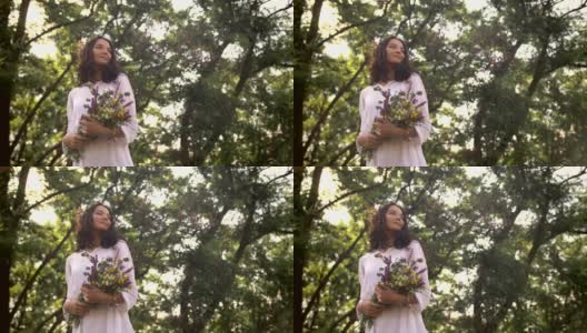 自然美少女带着一束鲜花在户外享受自由的理念高清在线视频素材下载