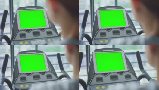 高清慢动作:女人在健身房锻炼，看着电子平板电脑，绿色屏幕高清在线视频素材下载